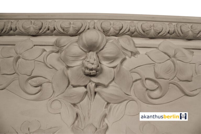 EC 22 Eckgesims mit Hibiskusranke im Jugendstil