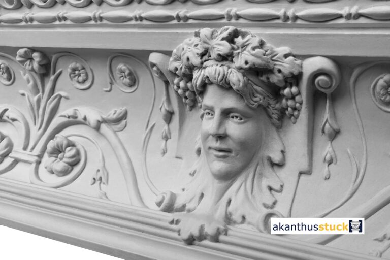 EC 28 Eckgesims mit Bacchus-Kopf aus dem Klassizismus