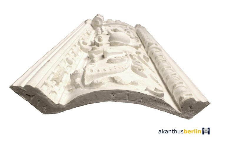 EC 31 Eckgesims mit Konsole und Füllhörner aus der frühen Berliner Gründerzeit