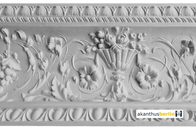 EC 57 Eckgesims „Scheunenviertel Serie“ Vase mit Blumen aus der Berliner Gründerzeit