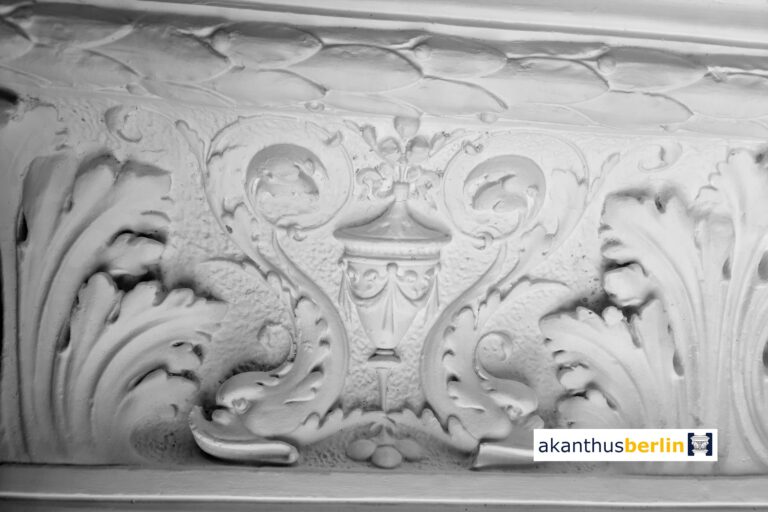 EC 114 Eckgesims Delphin & Vase